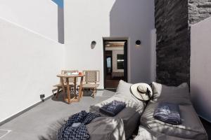 ein Wohnzimmer mit einem Sofa und einem Tisch in der Unterkunft Aja Retreat Luxury Suites in Kamari