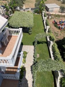 een luchtzicht op een huis met een tuin bij My Paradise in Asíni