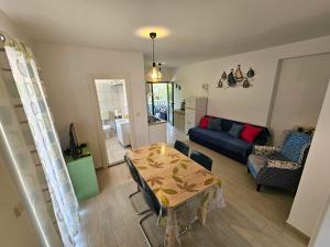 een woonkamer met een tafel en een bank bij Apartments Jagoda in Vrbnik