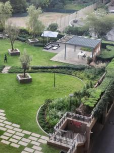 una vista aérea de un parque con parque infantil en Chill On Gray en Johannesburgo