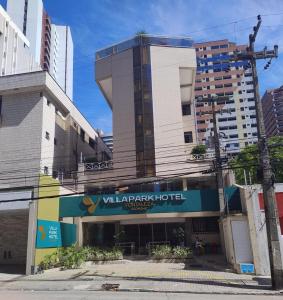 ein Gebäude mit einem wal margarick Hotel in einer Stadt in der Unterkunft Villa Park Hotel Fortaleza - antes Hotel Villamaris in Fortaleza