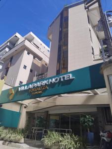 um edifício com uma placa para um hotel Marriott em Villa Park Hotel Fortaleza - antes Hotel Villamaris em Fortaleza