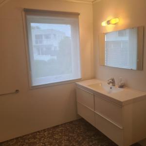 baño con lavabo y ventana en GG overnatting en Stavanger