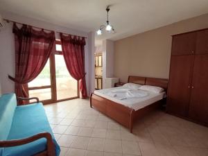 Postel nebo postele na pokoji v ubytování Hotel Mjeshtri