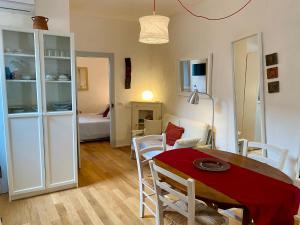 Una sala de estar con una mesa y un comedor. en Casa Lucilla, en Pitigliano
