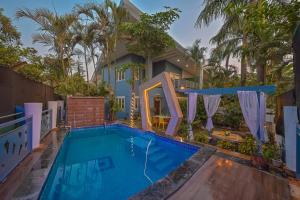 una piscina davanti a una casa di Fortune Villa by Tropicana Stays a Lonavala