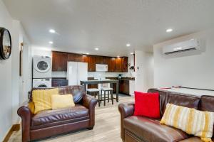 sala de estar con 2 sofás de cuero y mesa de billar en Northeast Arizona Home with Hot Tub, Close to Hikes! en Page