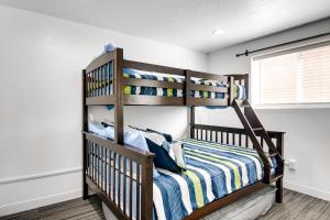 1 dormitorio con litera de madera en una habitación en Northeast Arizona Home with Hot Tub, Close to Hikes! en Page