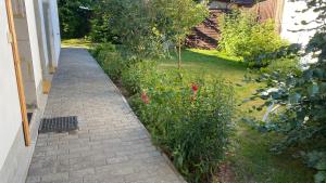 a garden with a brick walkway next to a house at Ferienwohnung Felix in Templin