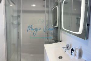 uma casa de banho com um lavatório e um chuveiro com um espelho. em Magic View - Esquinero frontal mar Marina d'Or em Oropesa del Mar