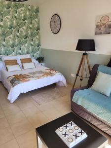 un soggiorno con letto e divano di Studio bord de mer - Plage - Piscine - Wifi a Santa-Lucia-di-Moriani