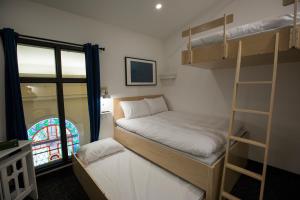 a bedroom with two bunk beds and a window at Le Saint-Crème in Alma