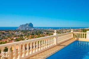 vistas a la ciudad desde el balcón de una casa en Villa Gran Sol by Abahana Villas, en Calpe