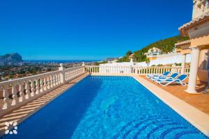 una piscina en el balcón de una casa en Villa Gran Sol by Abahana Villas, en Calpe