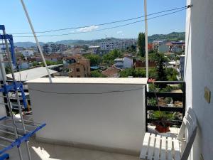 einen Balkon mit Stühlen und Stadtblick in der Unterkunft Comfortable 2-BR for 5 in Tirana