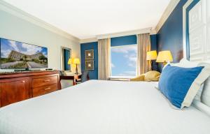 a bedroom with a large bed and a window at Rosen Plaza Hotel Orlando Convention Center in Orlando