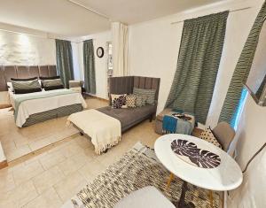 salon z kanapą i łóżkiem w obiekcie Design House Corrientes w mieście Corrientes