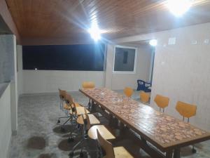 a conference room with a long table and chairs at Cazare Slivuț Prislop in Silvaşu de Jos