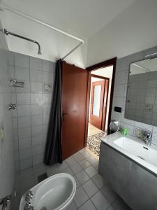 ein Badezimmer mit einem Waschbecken, einer Badewanne und einer Dusche in der Unterkunft IG House - Apartment Cavallino Treporti in Cavallino-Treporti