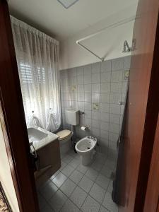 ein Bad mit einem WC und einem Waschbecken in der Unterkunft IG House - Apartment Cavallino Treporti in Cavallino-Treporti