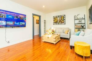 Televisyen dan/atau pusat hiburan di Newly Remodeled 3B2B House