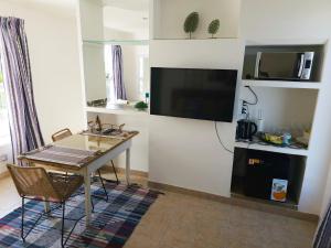 TV a/nebo společenská místnost v ubytování Design House Corrientes