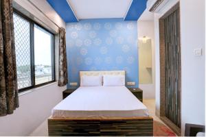 Ein Bett oder Betten in einem Zimmer der Unterkunft (SIK106 )Hotel Golden Palace & Resort