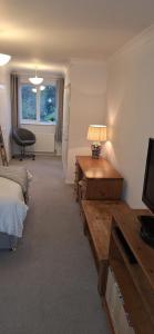 una camera con letto, scrivania e TV di Orchard Views a North Hykeham
