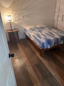 Postel nebo postele na pokoji v ubytování Departamentos 1 min Plaza las Américas + 14 fotografií