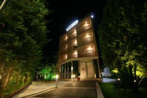 un edificio con un cartello illuminato di X Dream Hotel-Adults Only ad Atene