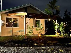 una piccola casa con vista notturna di Kope Hale Farm House near Hilo & Volcano National Park a Pahoa