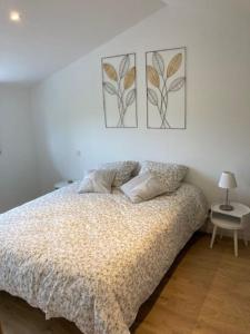 Ένα ή περισσότερα κρεβάτια σε δωμάτιο στο Maison Jasmin proche de l'océan