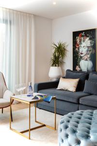 Posezení v ubytování New luxury apartment with PRIVATE Heated POOL and amazing terrace with seaview