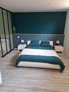 En eller flere senge i et værelse på Chambre proche circuit 24h