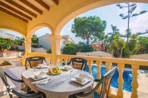 una mesa en un balcón con vistas a la piscina en Villa Sara by Abahana Villas, en Calpe