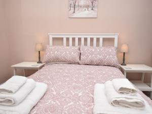 En eller flere senge i et værelse på 1 Bed in Talgarth 83920