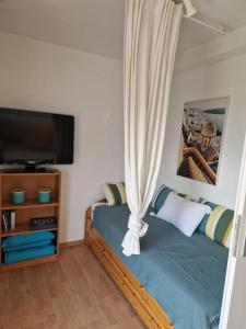 KönigstädtenにあるHelle, komfortabel und zentral gelegene Wohnungのベッドと薄型テレビのある寝室