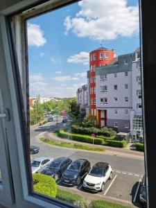 KönigstädtenにあるHelle, komfortabel und zentral gelegene Wohnungの車を持つ駐車場の窓からの眺め