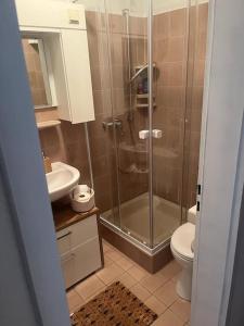 KönigstädtenにあるHelle, komfortabel und zentral gelegene Wohnungのシャワー、トイレ、洗面台を備えたバスルーム +17枚の写真