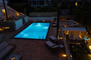 - une vue sur la piscine la nuit dans l'établissement Villa Zagara Garden Spectacular Sea View in Taormina, à Taormine