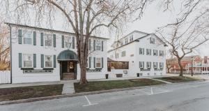 une grande maison blanche avec un dôme vert dans l'établissement Moffat Inn, à Niagara on the Lake