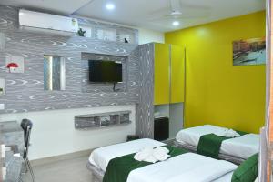 Zimmer mit 2 Betten und einem Flachbild-TV in der Unterkunft Hotel Shree Om in Jumri TilaiyÄ