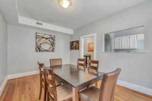 a dining room with a table and chairs at 2e Tower Grove Getaway in Richmond Heights