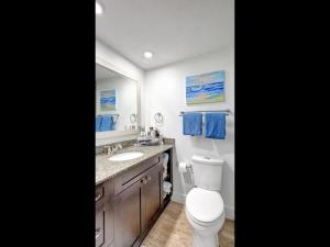 Et badeværelse på 1166 PD Contemporary Coastal Luxury + 24 billeder