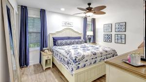 En eller flere senge i et værelse på 1166 PD Contemporary Coastal Luxury