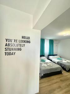 um quarto com duas camas e uma placa na parede em Vila Cochilia Costinesti em Costinesti