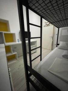 Voodi või voodid majutusasutuse Shesh Hostel toas