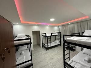 Voodi või voodid majutusasutuse Shesh Hostel toas