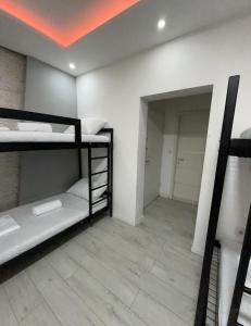 Voodi või voodid majutusasutuse Shesh Hostel toas