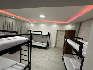 Voodi või voodid majutusasutuse Shesh Hostel toas
